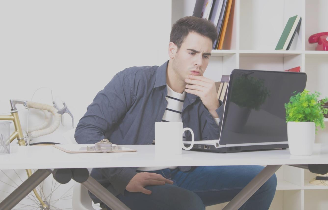 Professionisti che applicano tecniche di ottimizzazione dei contenuti durante una sessione formativa